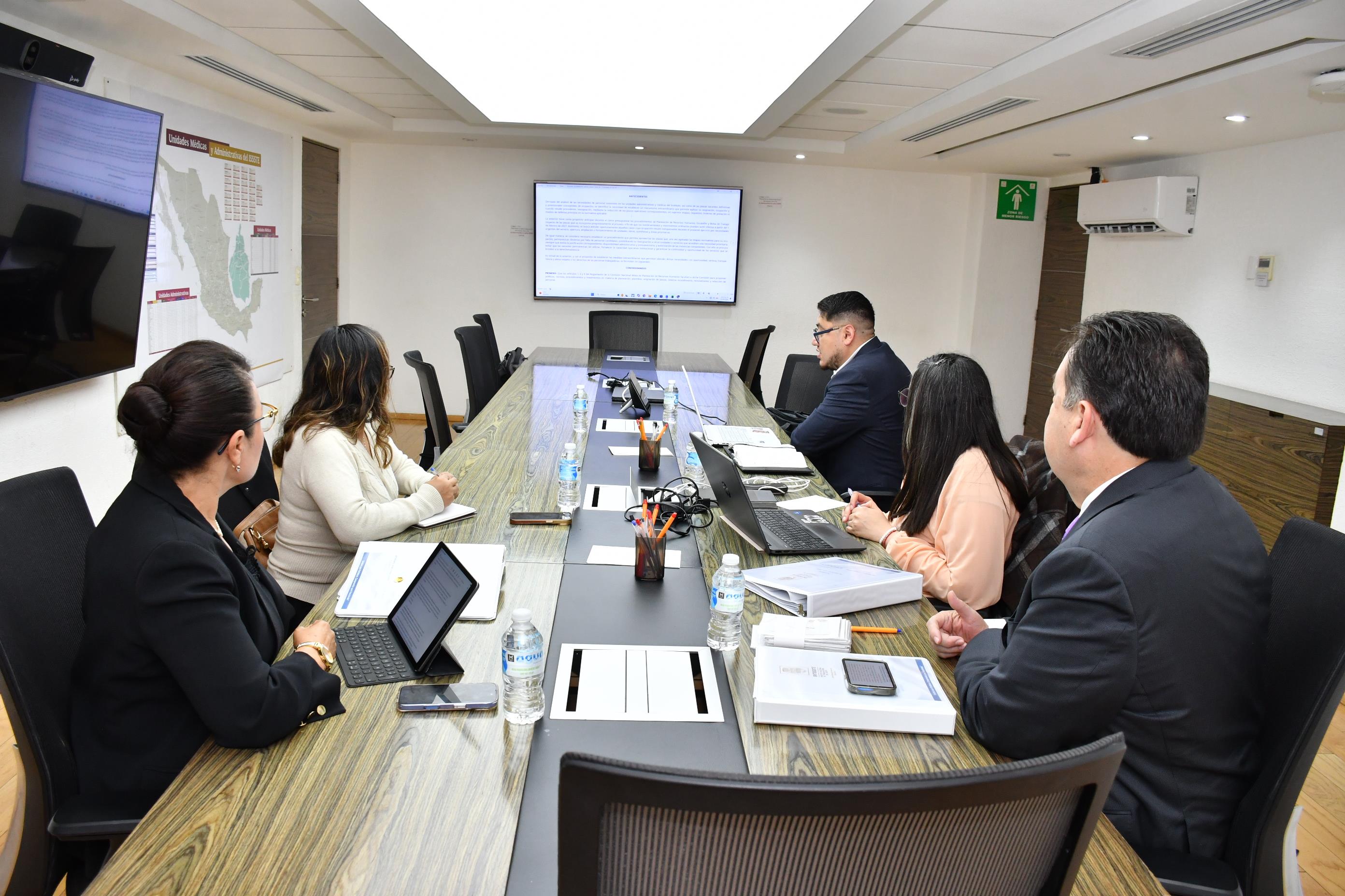 Reunión de trabajo con la Licenciada Marisol Plascencia Reyes, Subdirectora de Personal en el ISSSTE